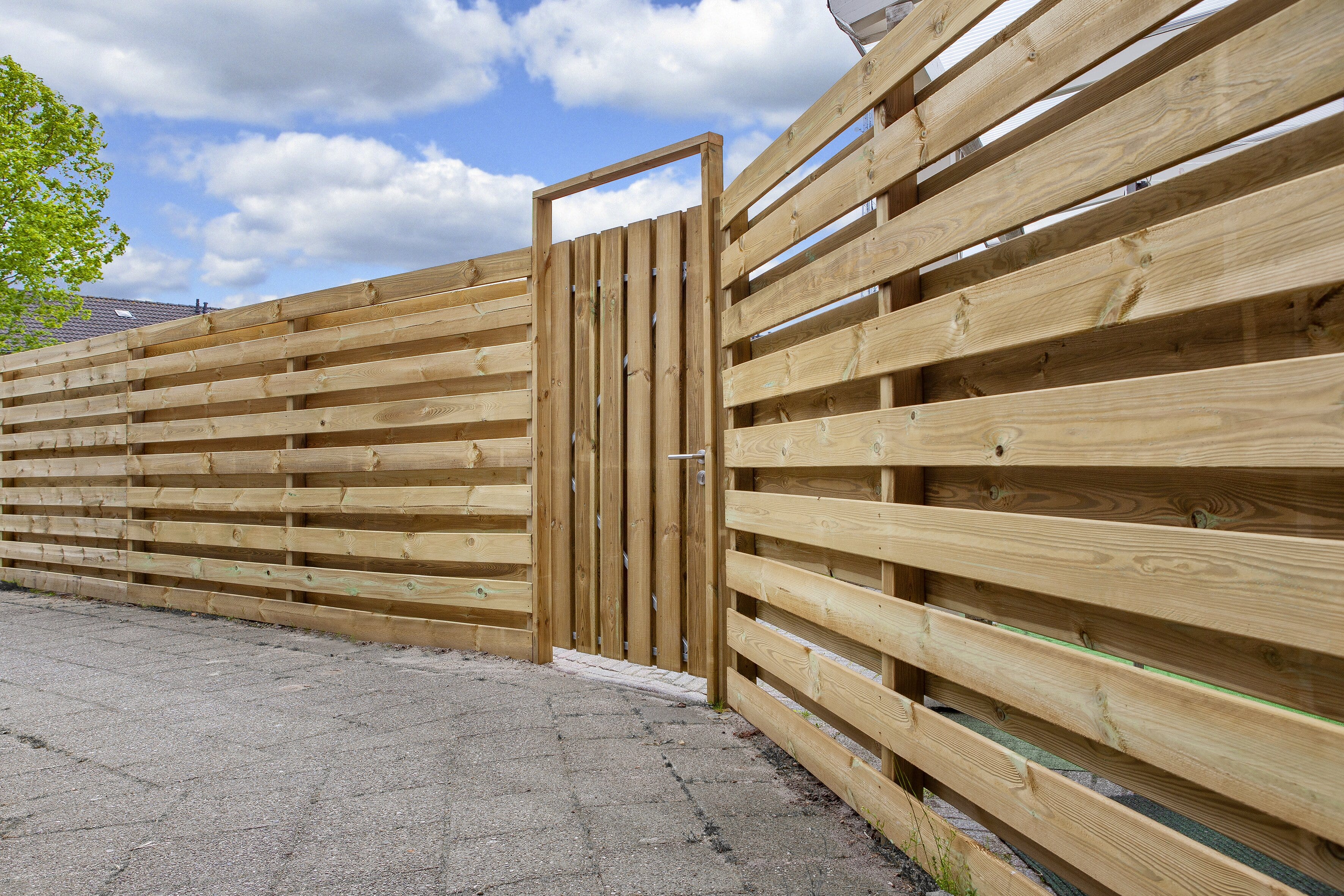 Grenen plank 1,6 x 14,0 x 400 cm, vers, groen geïmpregneerd, geschaafd, 4 ronde hoeken