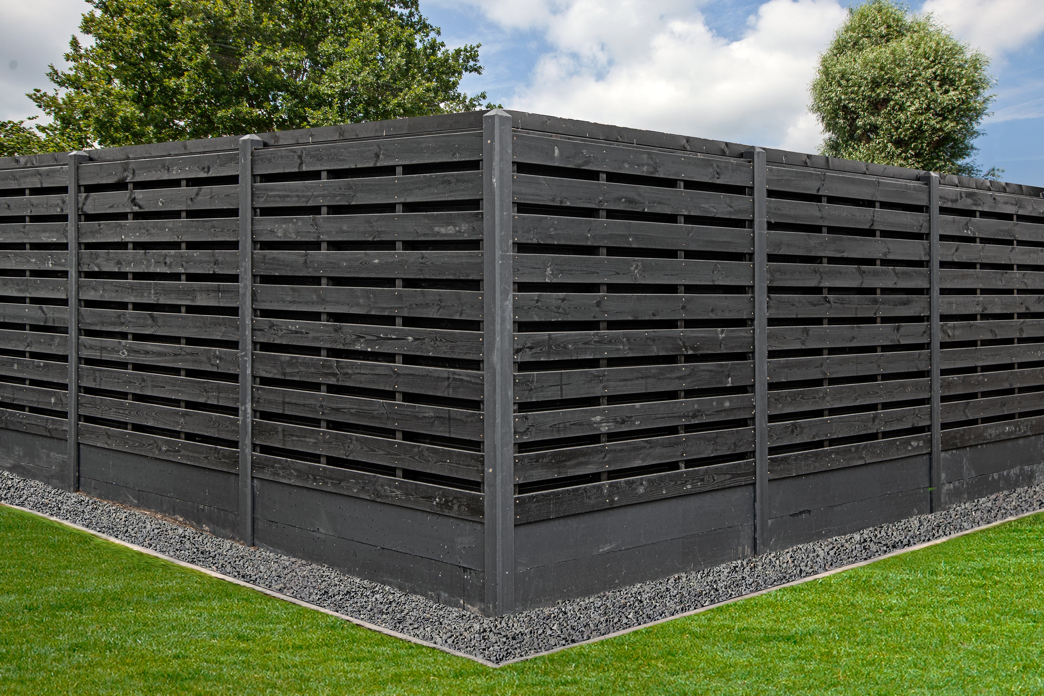 Grenen plank 1,6 x 14,0 x 400 cm, vers, zwart gespoten, geschaafd, 4 ronde hoeken