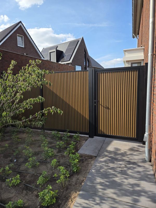 Enkele stalen poort, zwart gepoedercoat, fijnstructuur, incl. hang- en sluitwerk (t.b.v. profielen 28mm dik)